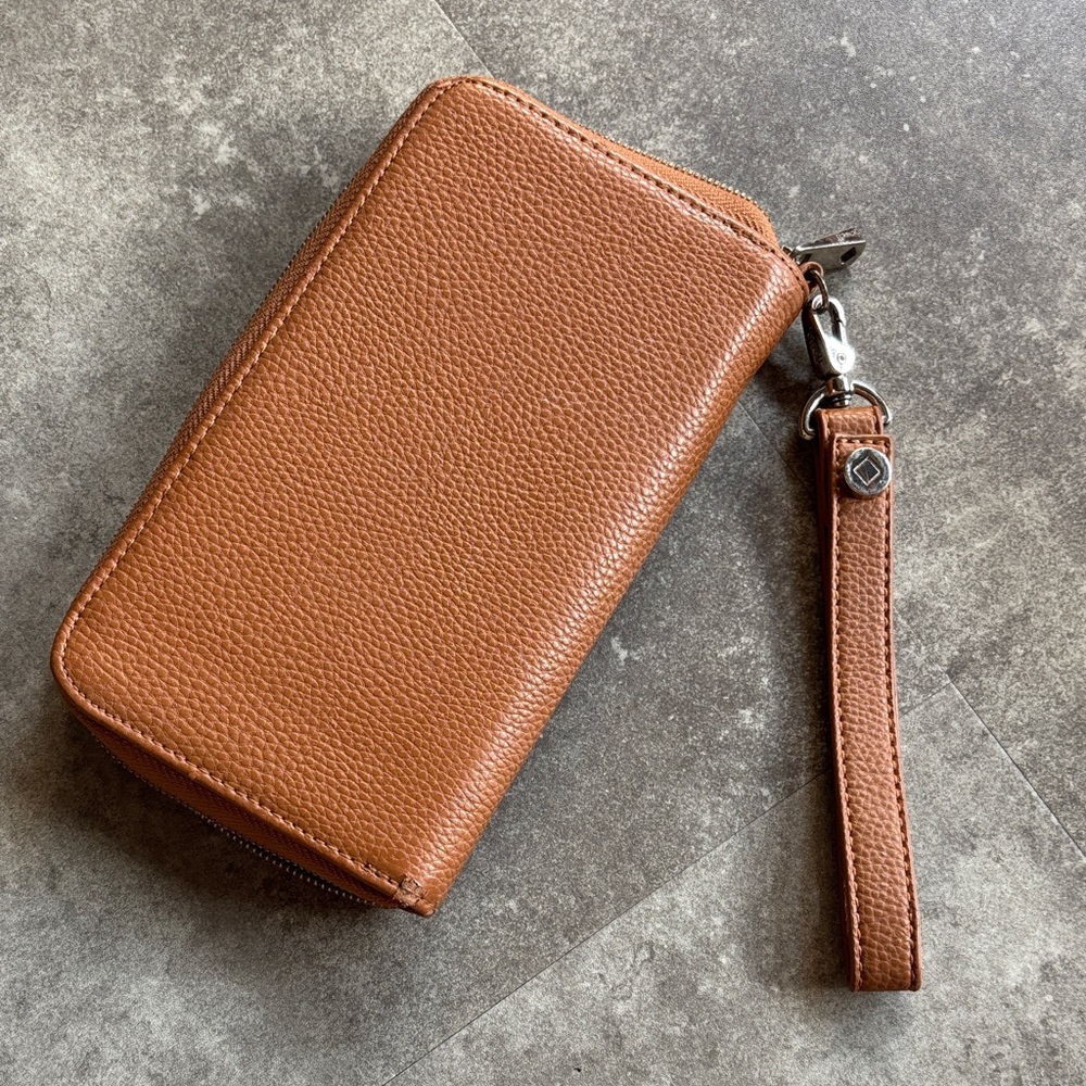 Jewell by Thirty-One Large Wallet w/ Wristlet, Caramel Pebble. Pre-owned.